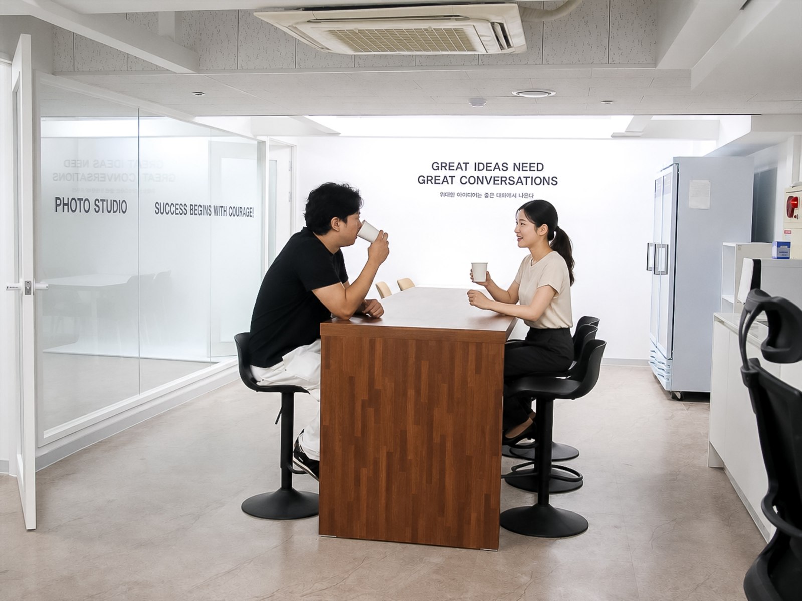 공유오피스 라운지에서 대화하는 이용자
